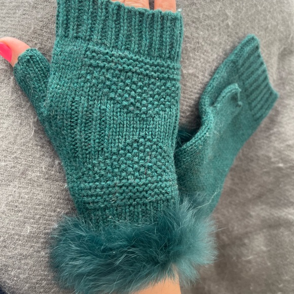 SHIRALEAH CHICAGO green Faye fingerless fur gloves NWT - Picture 1 of 3
